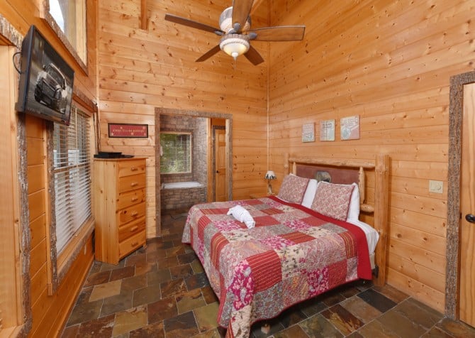 Gatlinburg Cabin Rentals - Splashin Treehouse