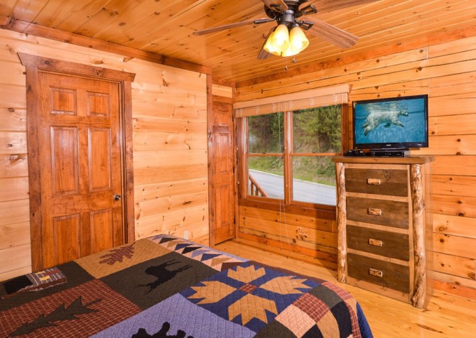 Pigeon Forge Cabins - Big Bear Plunge