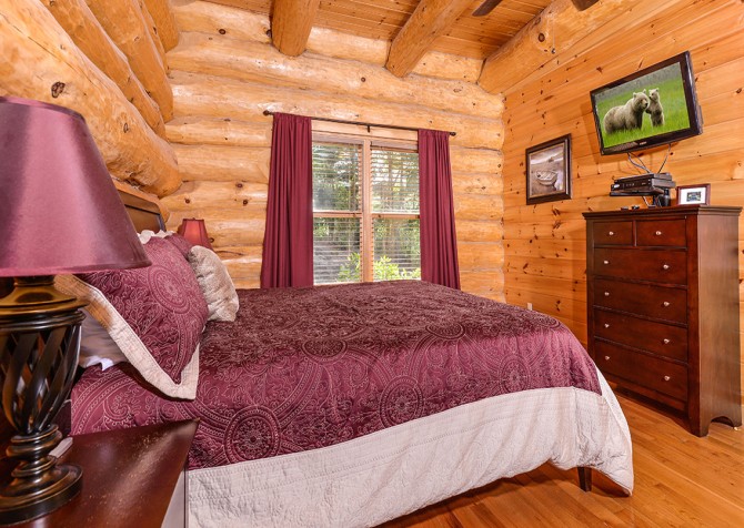 Pigeon Forge Cabins - Paul Bunyan's Treehouse