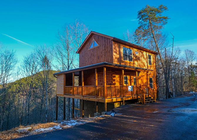 https://www.cabinsforyou.com/public/img/cabins/medium/pigeon-forge-woodhaven-hideaway-cabin-exterior-feature.jpg