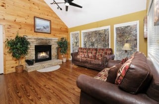 Gatlinburg Cabin - Bear Hugs - Living Room