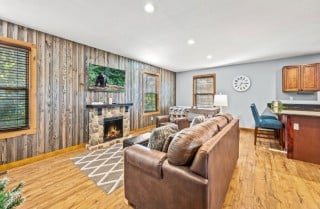 Gatlinburg Cabin - Mama Bear - Living Room