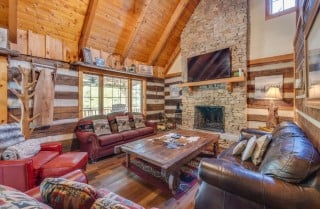 Gatlinburg - Hand Hewn Hideaway - Living Room